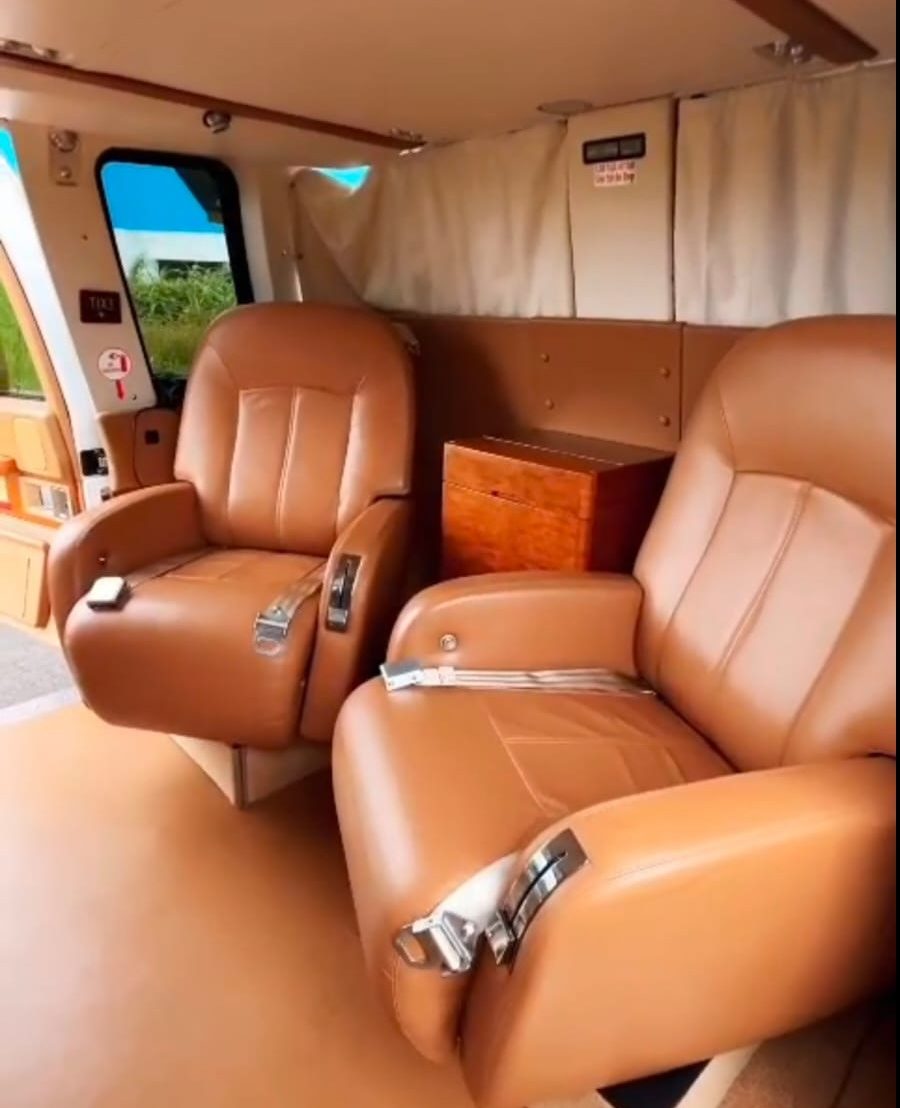 S-76C++ club seats with wood-finish console
